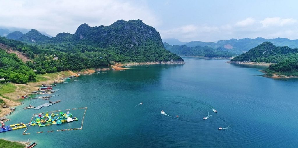 Half Day Boat Tour on Hoa Binh Lake