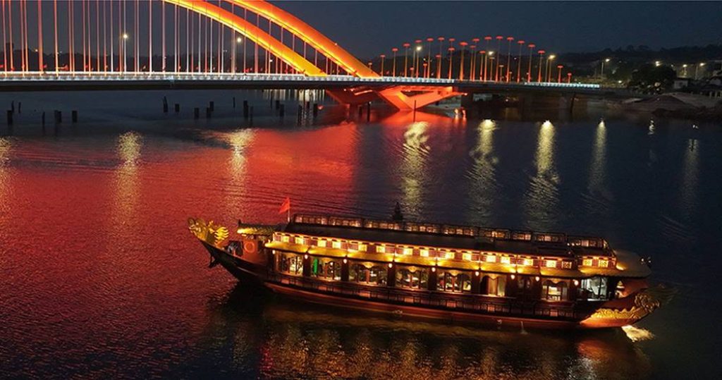 Perfume River Dinner Cruise & Ca Huế Performance