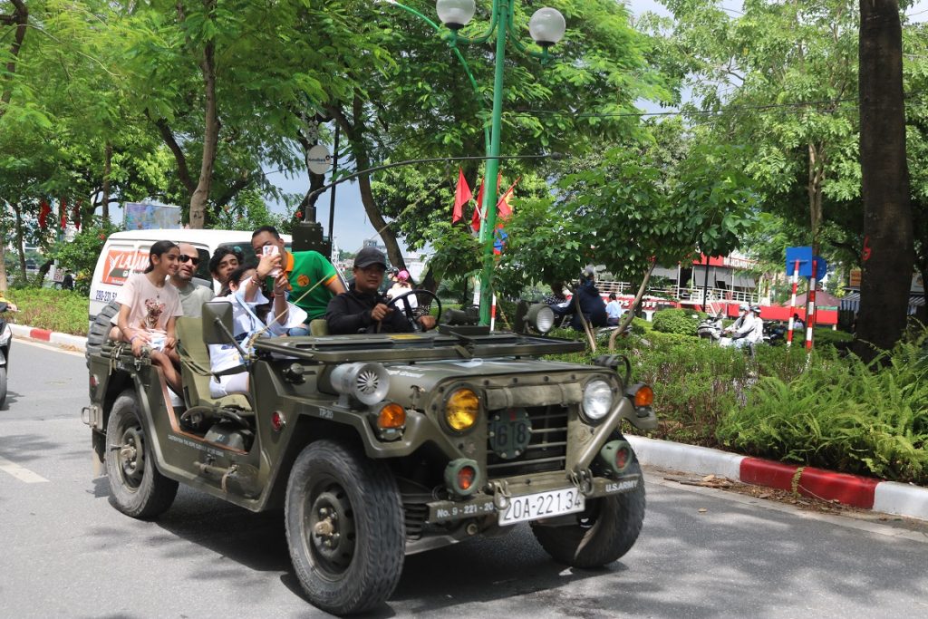 Hanoi Jeep Street Food Tour (Day & Night Options)