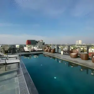 May De Ville Crown Hotel
